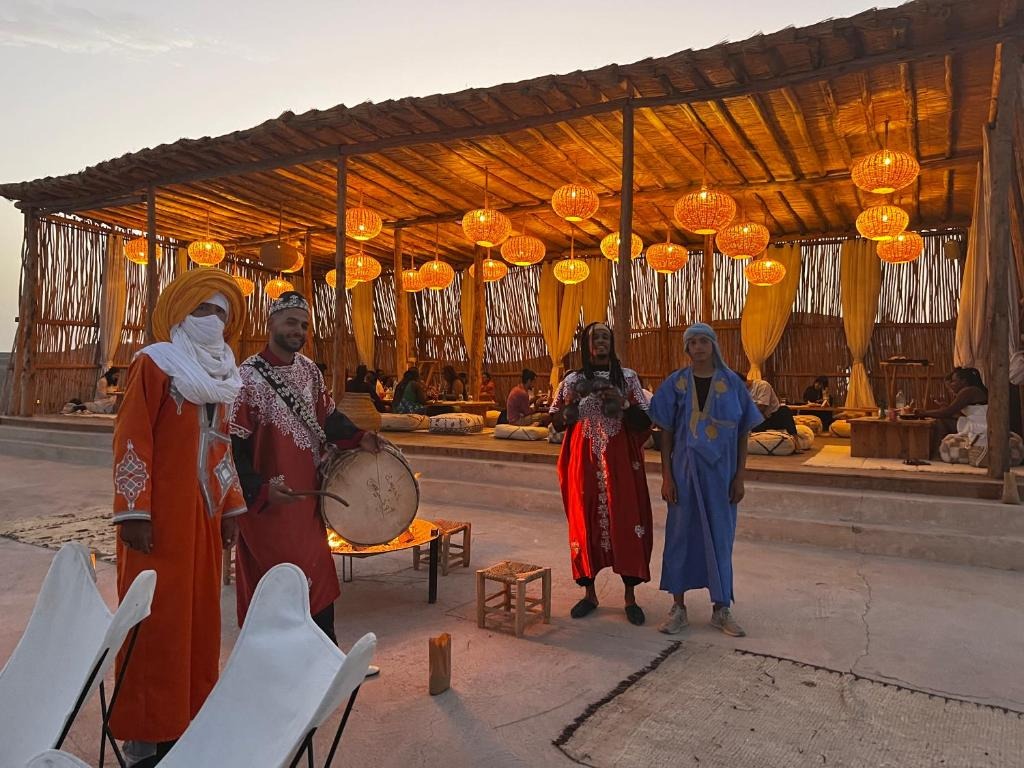 Restaurant extérieur sous les étoiles à Alkamar